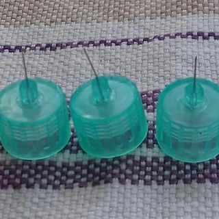 Le foto degli aghi postate sul gruppo Facebook &quot;Sei di Ferno Se...&quot;