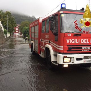 Il maltempo colpisce l'Alto Varesotto: smottamento sulla statale 233 della Valganna, allagamenti a Cunardo e Marchirolo