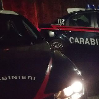 Aggredisce i soccorritori dell'ambulanza, poi se la prende con i carabinieri: per lui doppia denuncia