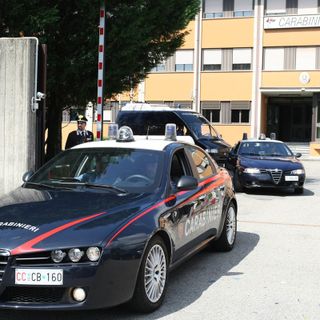 Varese, aggredisce i carabinieri con calci e pugni: immobilizzato con lo spray al peperoncino