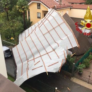 Maltempo, la furia del vento danneggia i tetti di due scuole. Vigili del fuoco al lavoro a Venegono e Castelseprio