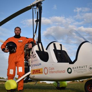 James Ketchell posa davanti al suo Magni M16C, l'autogiro costruito dalla Magni Gyro di Besnate