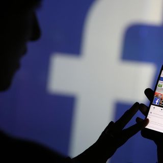 Si spacciava per donna su Facebook e adescava minorenni: arrestato per violenza sessuale su ragazzi dai 15 ai 17 anni