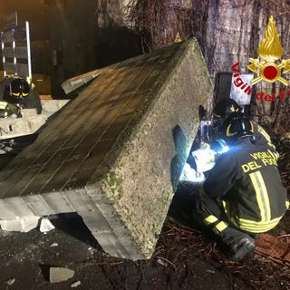 Caronno Pertusella: camion sfonda il muro e provoca una fuga di gas