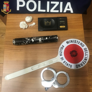 Cocaina e un silenziatore nascosti in casa: denunciato dalla polizia