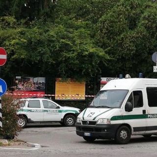 Edificio pericolante, chiusa una corsia di via Gasparotto: code in direzione Autolaghi