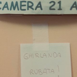 Natale senza cuore: tre ghirlande natalizie rubate nel reparto di Cardiologia del Circolo