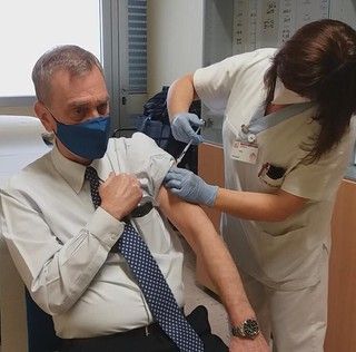 Il professor Grossi mentre si sottopone alla vaccinazione