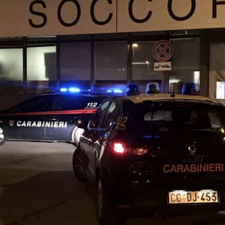 Bivaccano nella sala d'attesa del pronto soccorso tra escrementi e bottiglie di alcolici: tre persone denunciate