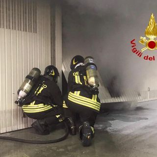 Malnate, garage in fiamme: intervengono i vigili del fuoco