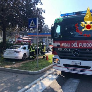 Tradate, auto elettrica finisce fuori strada: paura in via Passerini