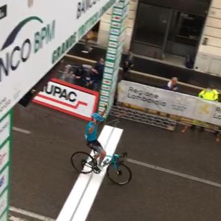 Izagirre taglia il traguardo di via Sacco dopo aver superato anche la tempesta