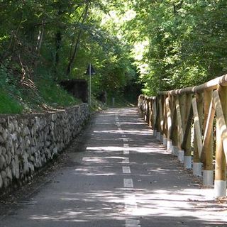 Piste ciclabili del lago, degrado addio: uno sponsor si occuperà della manutenzione. E darà lavoro a persone disabili