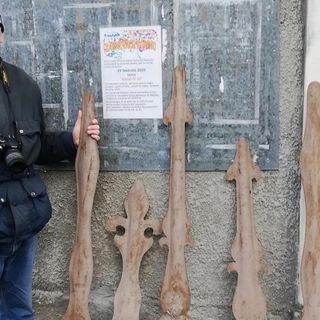 Mario Bianchi di Bizzozero.net con la lancette smontate dal campanile (foto di Cesare Bossi gentilmente concesse da Bizzozero.net)