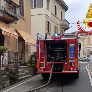Fiamme in centro a Leggiuno, a fuoco il tetto di un edificio