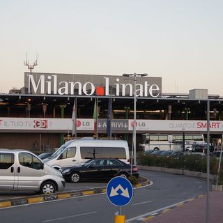 Linate riapre oggi dopo quasi quattro mesi: ma per i primi voli ancora due giorni d'attesa Linate riapre oggi dopo quasi quattro mesi: ma per i primi voli ancora due giorni d'attesa