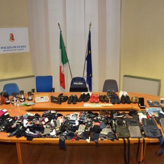 Ruba un paio di scarpe alle Corti. In casa la polizia gli trova un bazar