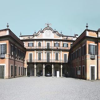 Coronavirus, l'idea di Palazzo Estense: un tavolo con commercianti e produttori per far ripartire l’economia