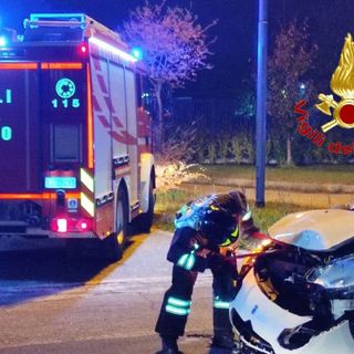 Perde il controllo dell'auto e finisce contro le barriere, paura sul Sempione