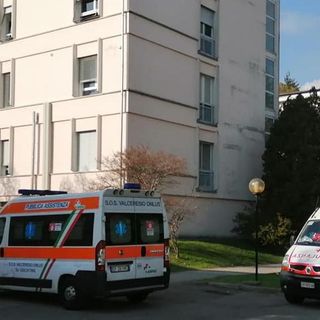 Una foto che fa impressione: «Undici ambulanze in attesa davanti al pronto soccorso di Tradate»