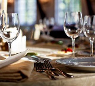 Ecco le linee guida Inail per bar e ristoranti: quattro metri quadrati a cliente nei locali. In spiaggia ombrelloni a 4,5 metri