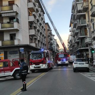 FOTO. Colonna di fumo e fiamme nel centro di Varese, vigili del fuoco in azione