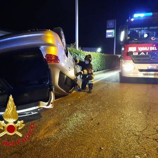 Carambola fra tre auto, una si ribalta. Paura sul Sempione a Casorate