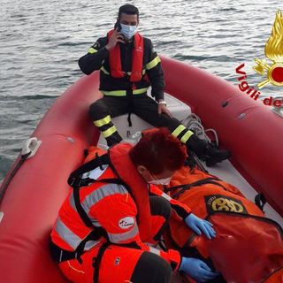 Ispra, si sente male mentre passeggia in riva al lago. I soccorsi arrivano via gommone