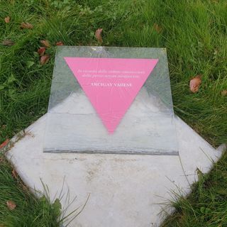 Vandalismo sulla targa commemorativa, Fisco: «Gesto da condannare fermamente»