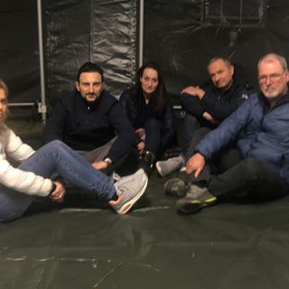 Marcella Gioiggi (prima da sinistra) insieme agli altri italiani bloccati in Georgia