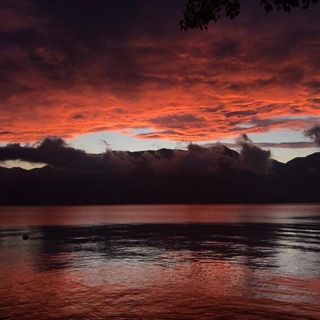 VIDEO. Mille sfumature di rosso. Il tramonto sul lago Maggiore è da opera d'arte