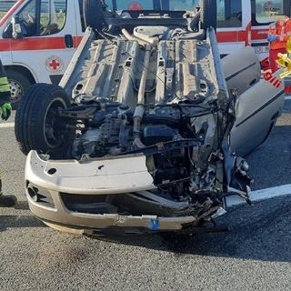 Carambola in Autolaghi, macchina si ribalta dopo lo scontro con un camion