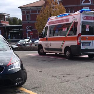Carabinieri e ambulanza in piazzale Trento questa mattina a Varese
