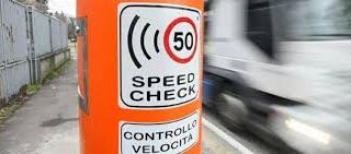 Tradate, auto come fulmini in via Foscolo. I residenti: «Vogliamo più sicurezza»