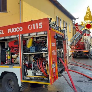 Incendio a Cocquio Trevisago, tetto distrutto dalle fiamme: sfollata un'abitazione