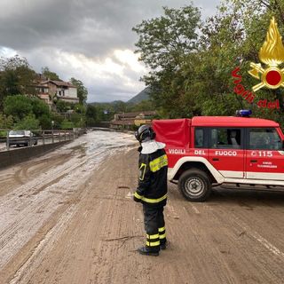 Nubifragio a Luvinate, ritrovato senza vita in un torrente l'uomo disperso. Si lavora nelle case colpite dal fango