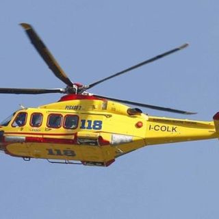 Dumenza, si infortuna mentre svolge lavori agricoli. In volo l'elisoccorso