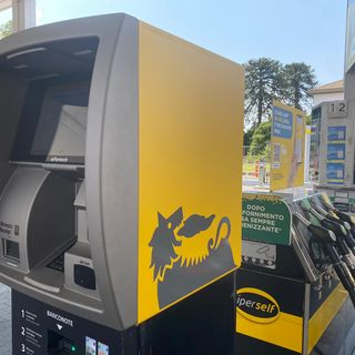 Il distributore automatico Eni di via Sanvito vi parla... in dialetto