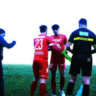 Nella foto di Ezio Macchi entra in campo il numero 23 biancorosso non presente nella distinta ufficiale del Varese contro l'Asti