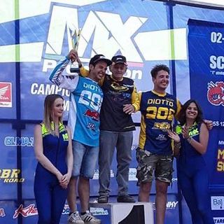 Enzo Bertoni sul podio insieme a Maurizio e Stefano Diotto, i suoi piloti