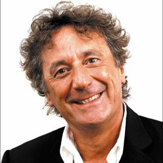 Enzo Iacchetti, sabato al Teatro Santuccio di Varese per l'Aperitivo in Blu