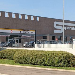 Saronno, ruba duemila euro di spazzolini e lamette all’Esselunga: in manette 20enne