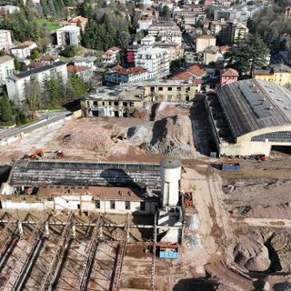L'area ex Aermacchi in demolizione (foto Alessandro Galbiati - VareseNoi.it)