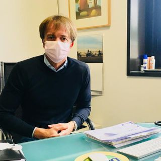 Fabrizio Maroni alla scrivania de "La Farmaceutica" di Castronno, azienda leader nella distribuzione di materiale sanitario