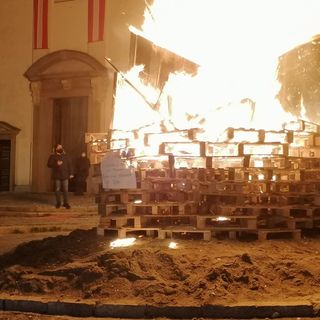 Il Covid ferma la festa per il Falò di Sant’Antonio: niente bancarelle e pira in forse