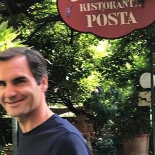 Roger Federer sorride mentre si sposta per pranzo a Carona (foto tratta dalla pagina Facebook del ristorante Posta) Roger Federer sorride mentre si sposta per pranzo a Carona (foto tratta dalla pagina Facebook del ristorante Posta)