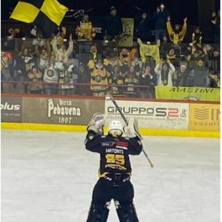 Qui al centro l'esultanza di Filippo Matonti davanti al popolo giallonero a Feltre, sopra a destra l'abbraccio al gol decisivo di Marcello Borghi, qui a destra Glavic in tribuna in mezzo ai tifosi e a sinistra Sandro e Giusy salutano la squadra alla partenza da Varese (si ringraziano per foto e video Monica Luini e Oscar Franzoni)