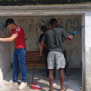 Cassano Valcuvia, i ragazzi della San Martino danno vita alla fermata del bus