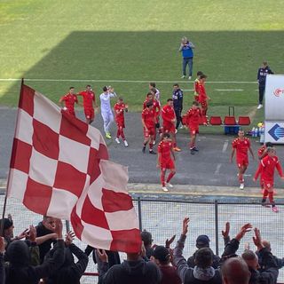 Banfi raddoppia su rigore e fa festa con la panchina sotto la curva biancorossa