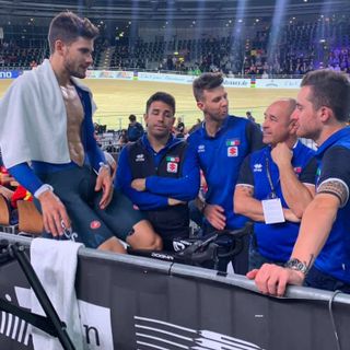 Filippo Ganna, 23 anni, scherza con lo staff azzurro poco dopo aver battuto il record del mondo: è la foto con cui il ct Davide Cassani ha descritto lo spirito che si respira nella nazionale ai Mondiali su pista di Berlino